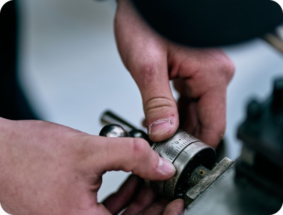 Técnico medindo e identificando uma peça mecânica